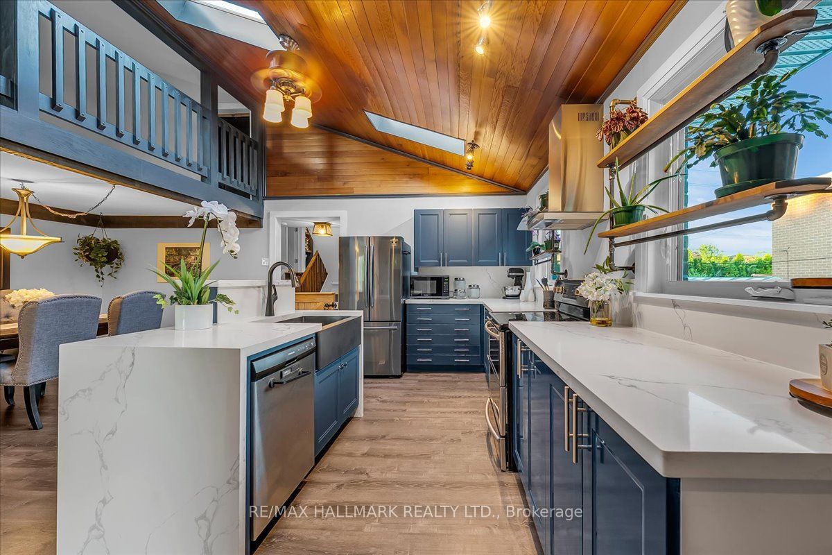 1286 Napier Crescent Property Photo 6