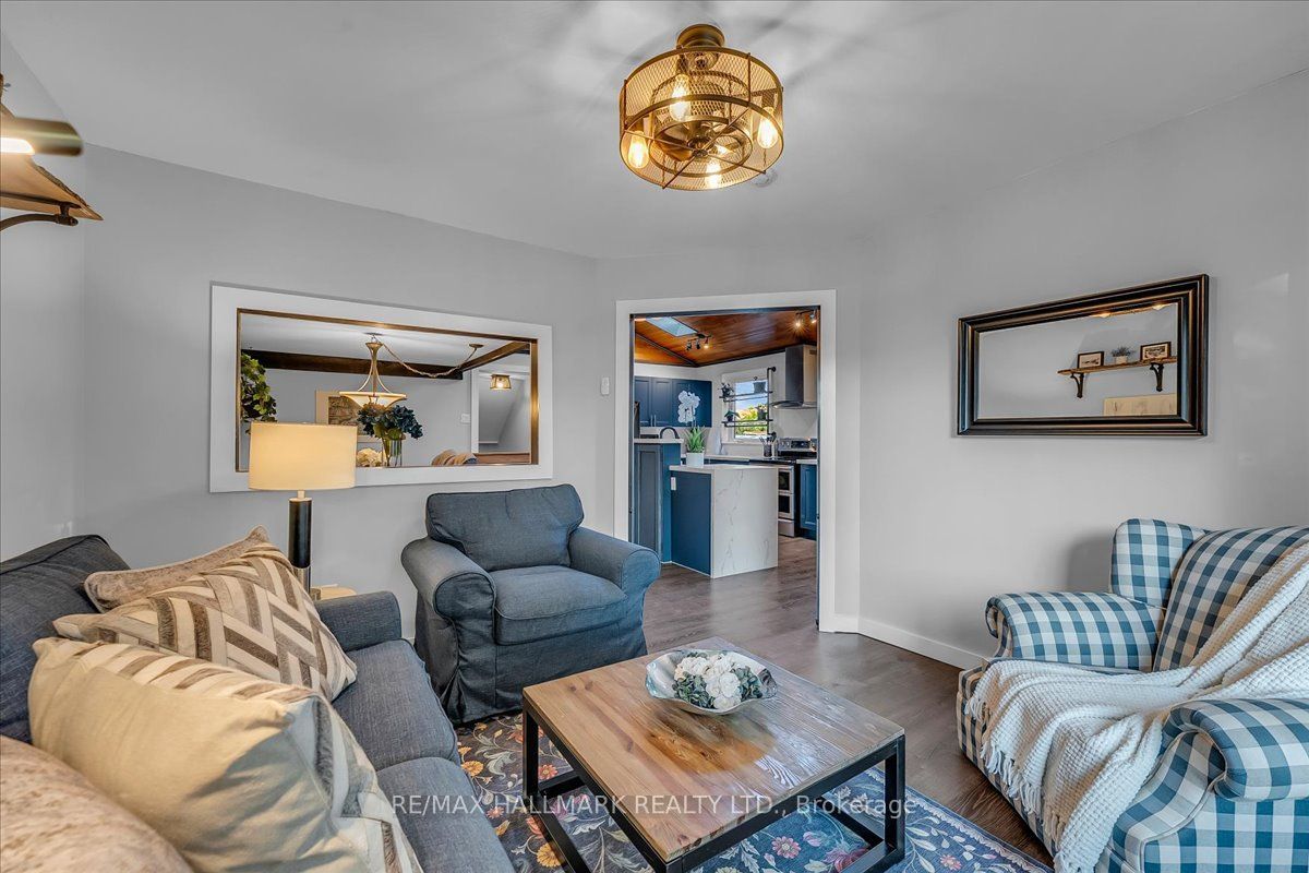 1286 Napier Crescent Property Photo 9