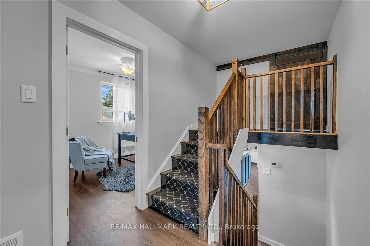 1286 Napier Crescent Property Photo 14