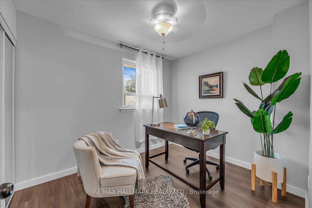1286 Napier Crescent Property Photo 15