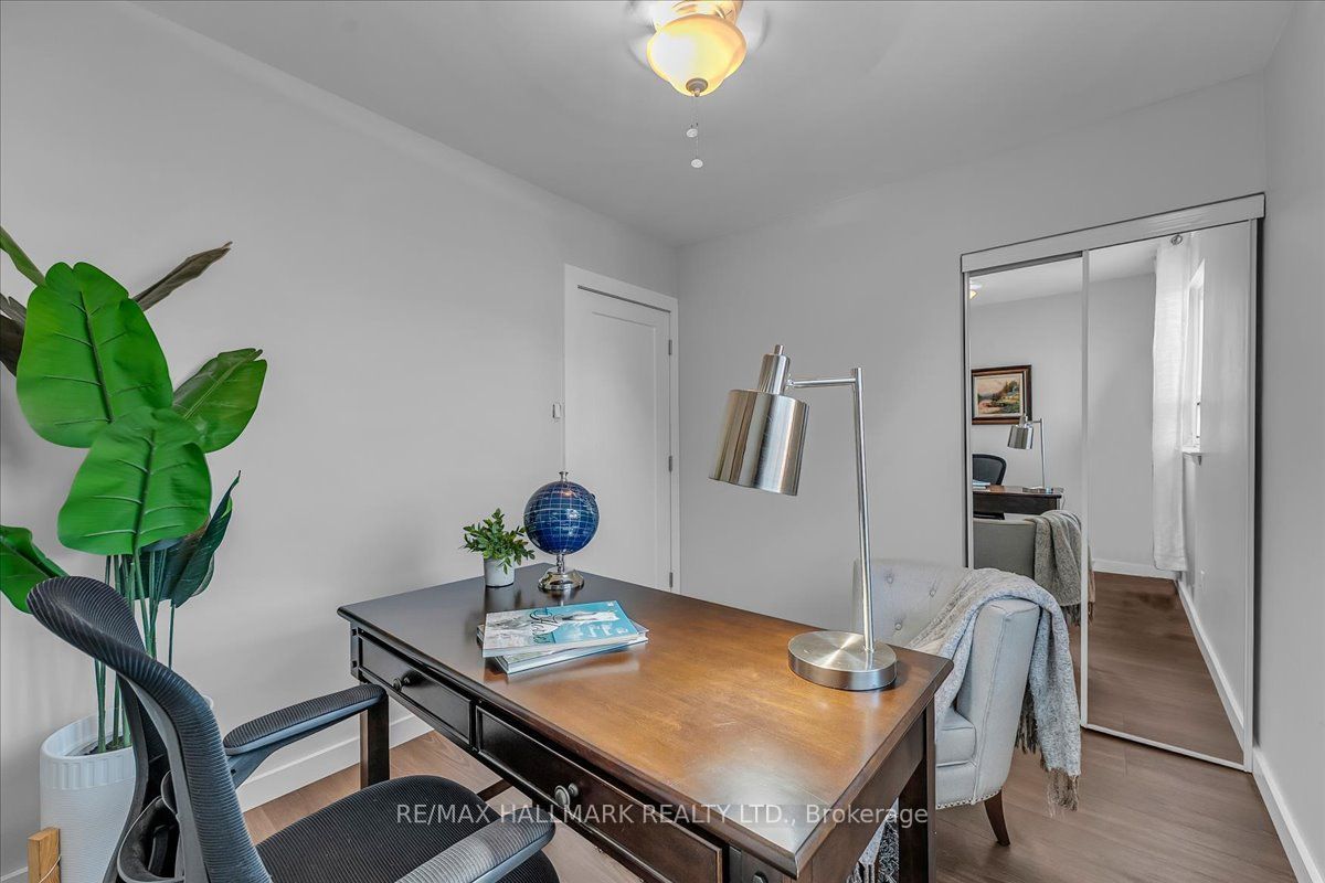 1286 Napier Crescent Property Photo 16