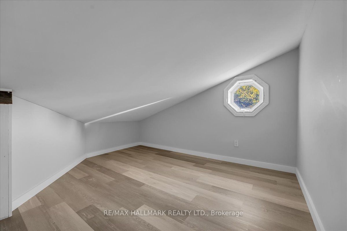 1286 Napier Crescent Property Photo 27