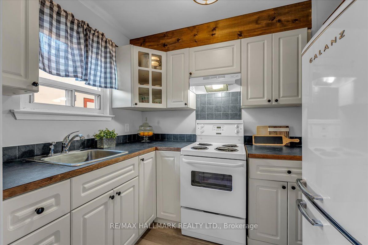 1286 Napier Crescent Property Photo 31