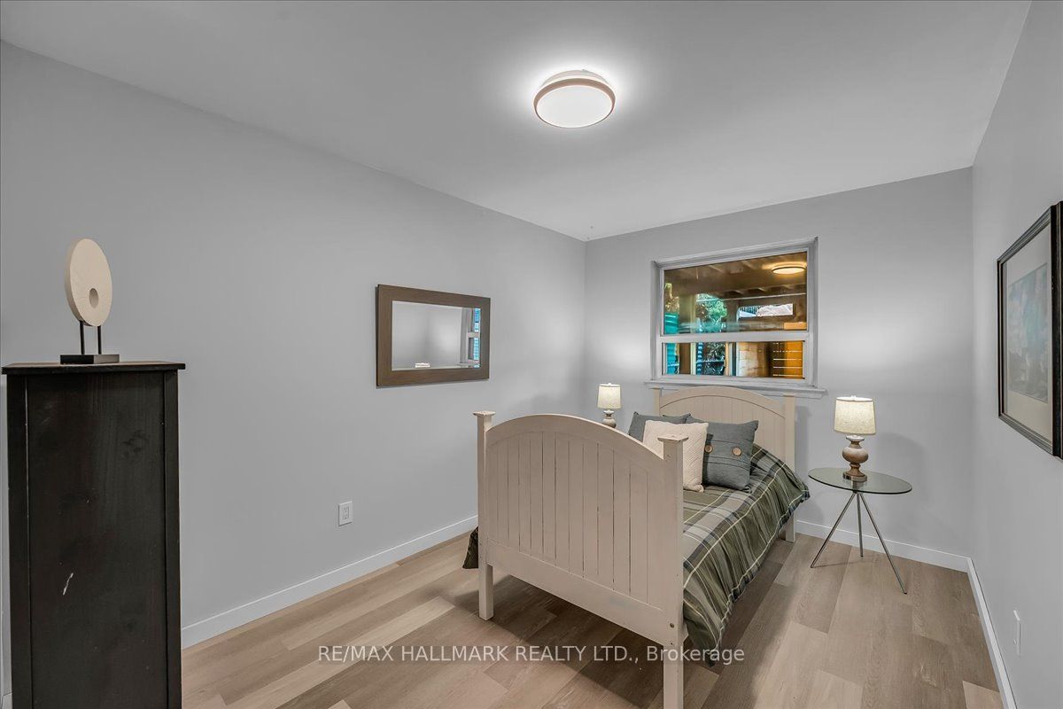1286 Napier Crescent Property Photo 32