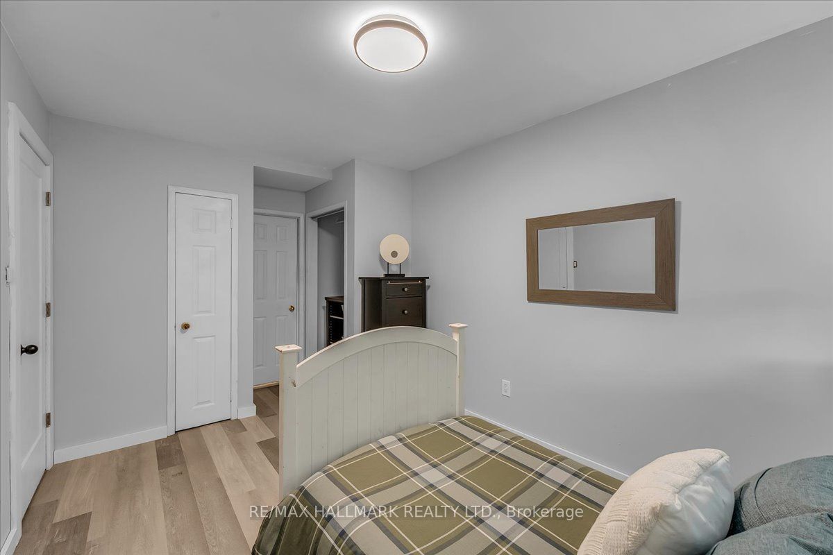1286 Napier Crescent Property Photo 33