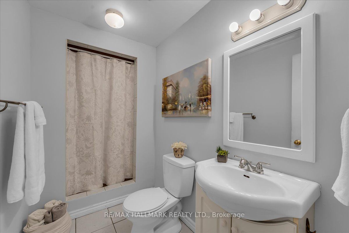 1286 Napier Crescent Property Photo 34