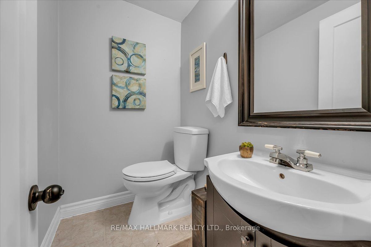 1286 Napier Crescent Property Photo 38