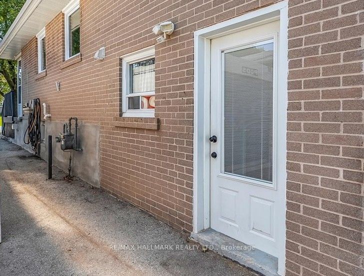 1286 Napier Crescent Property Photo 39