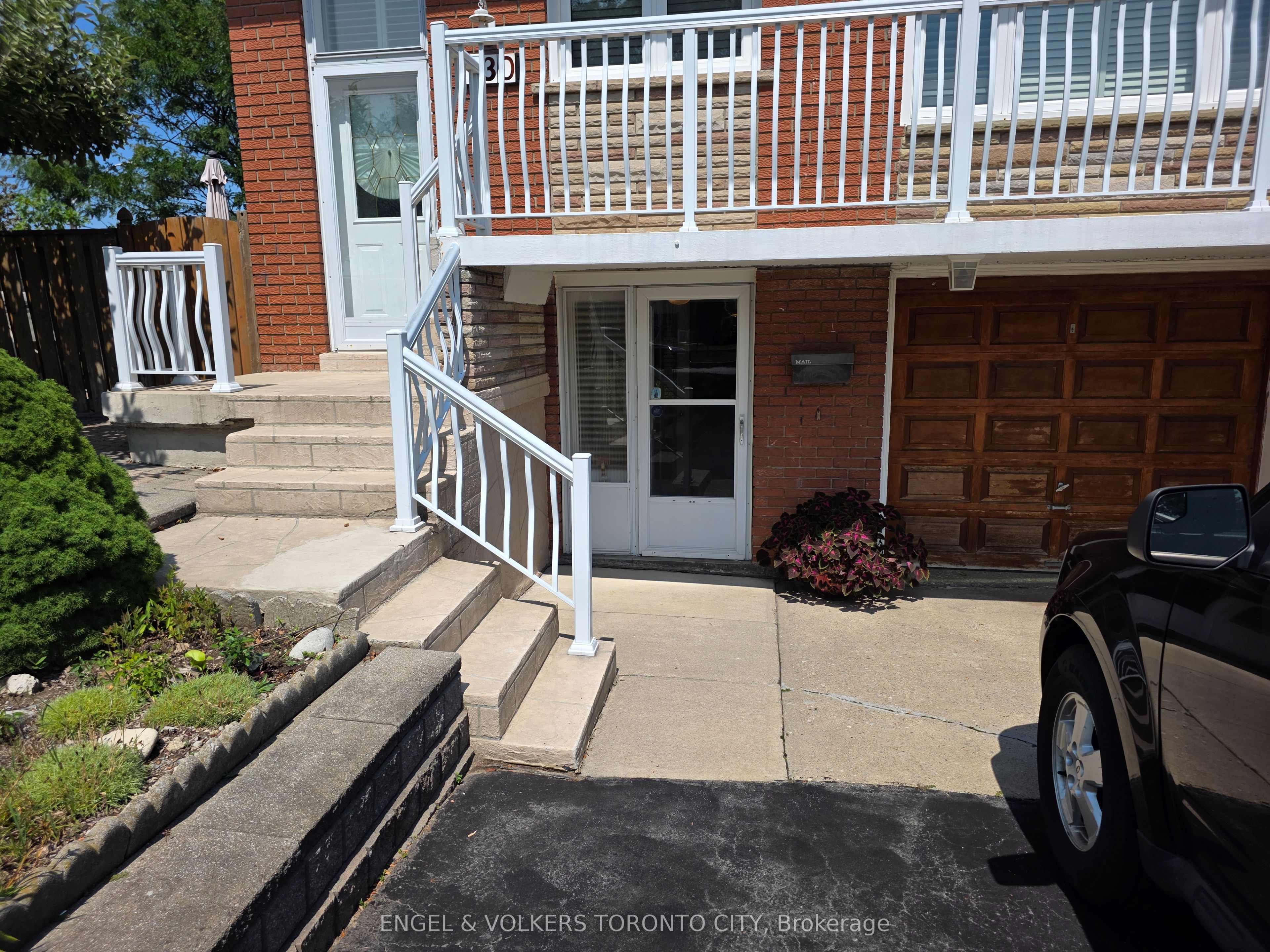 130 Shoreham Drive Lower Property Photo 2