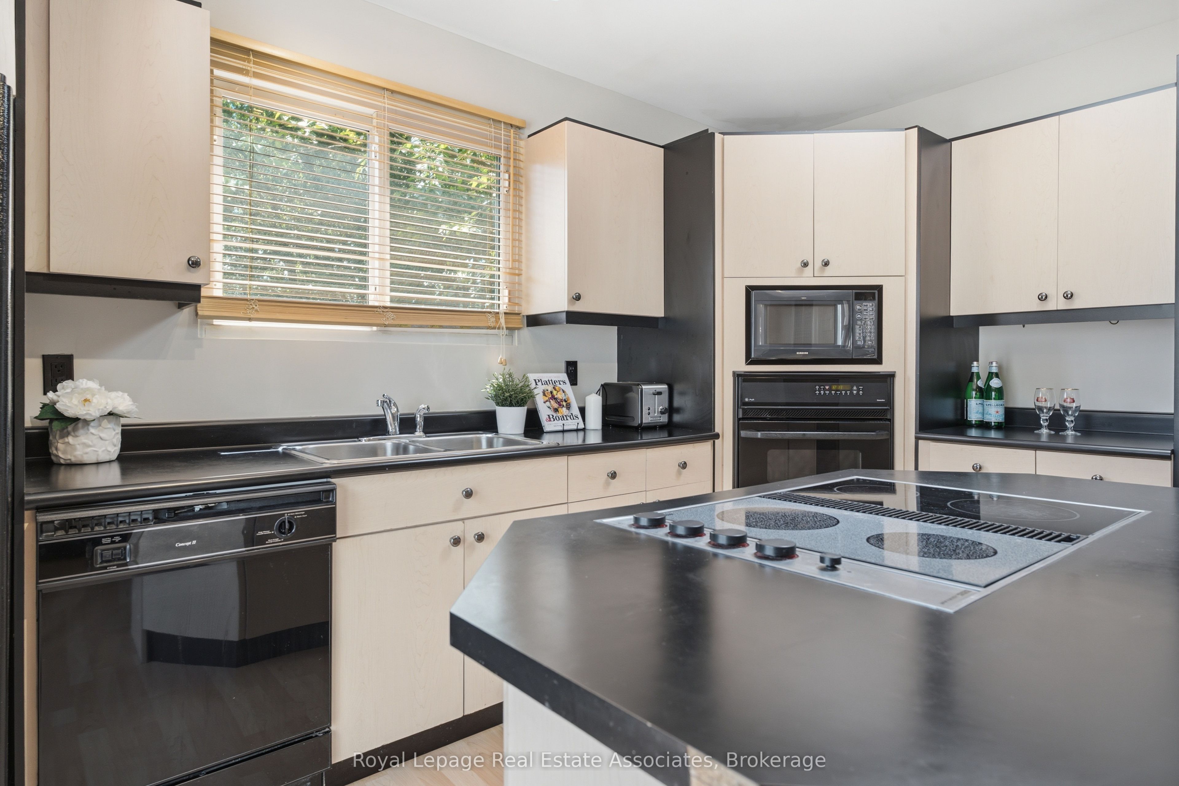 64 Eaglewood Boulevard Property Photo 14