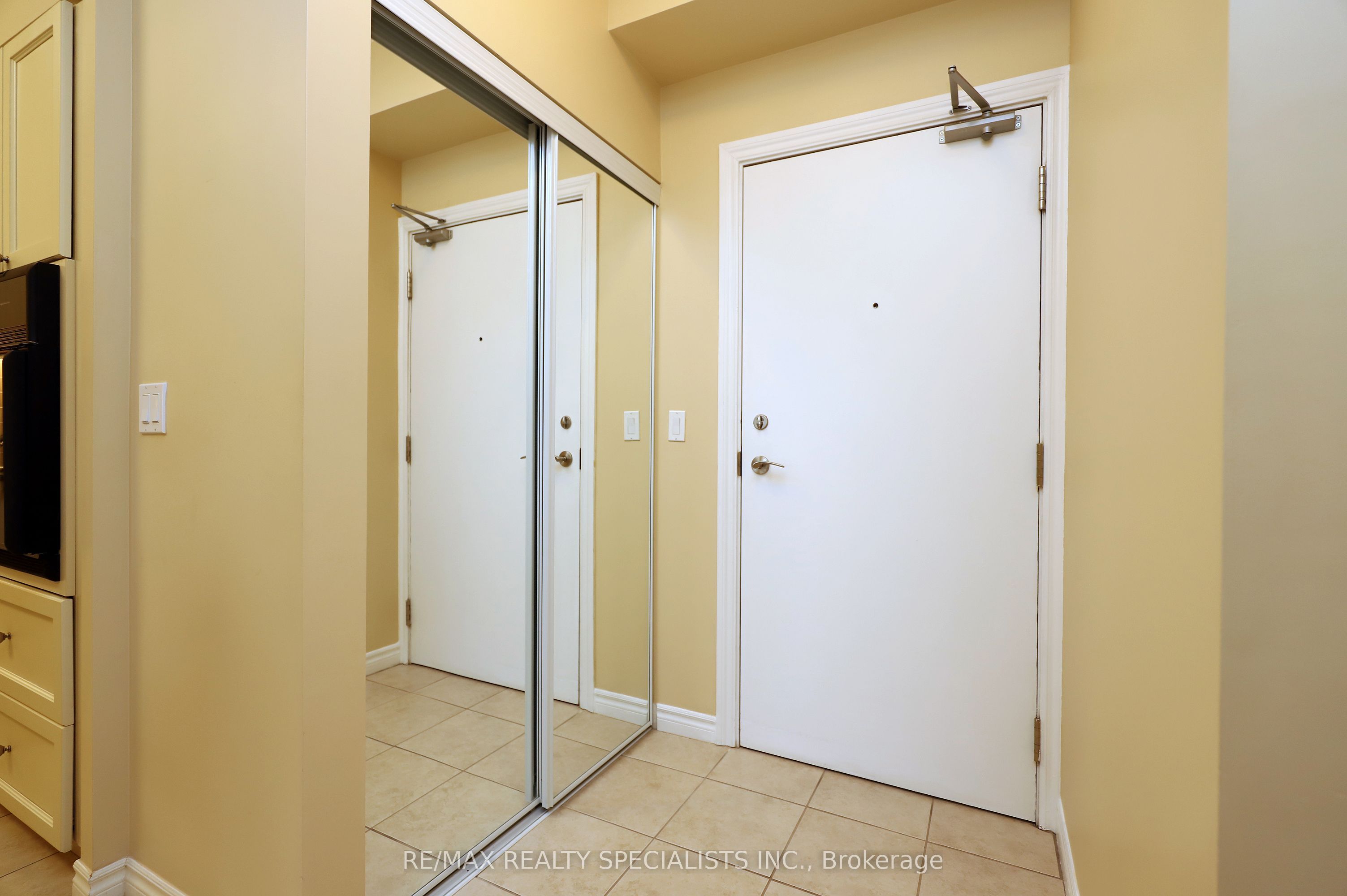 810 Scollard Court 809 Property Photo 4