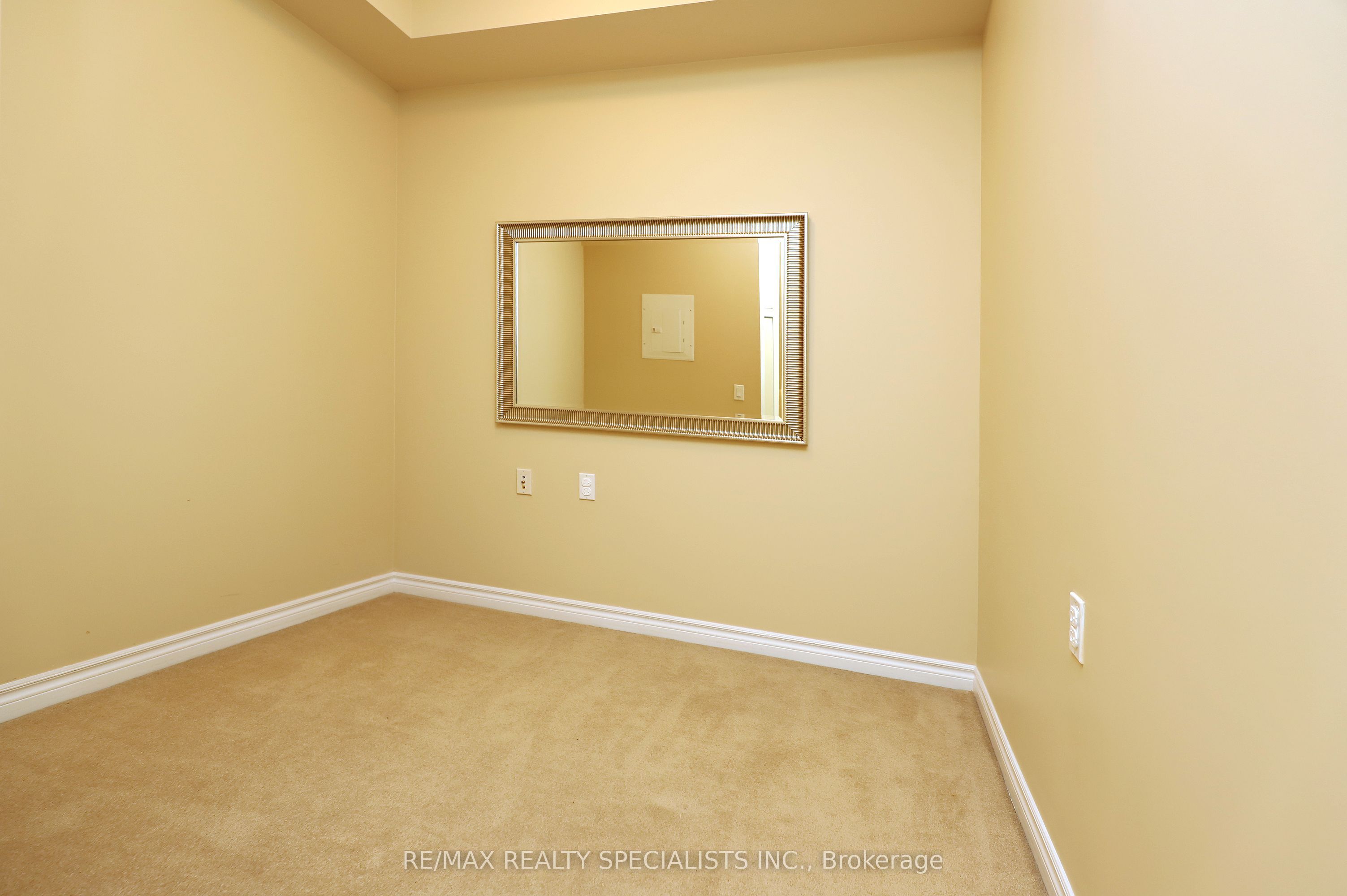 810 Scollard Court 809 Property Photo 5
