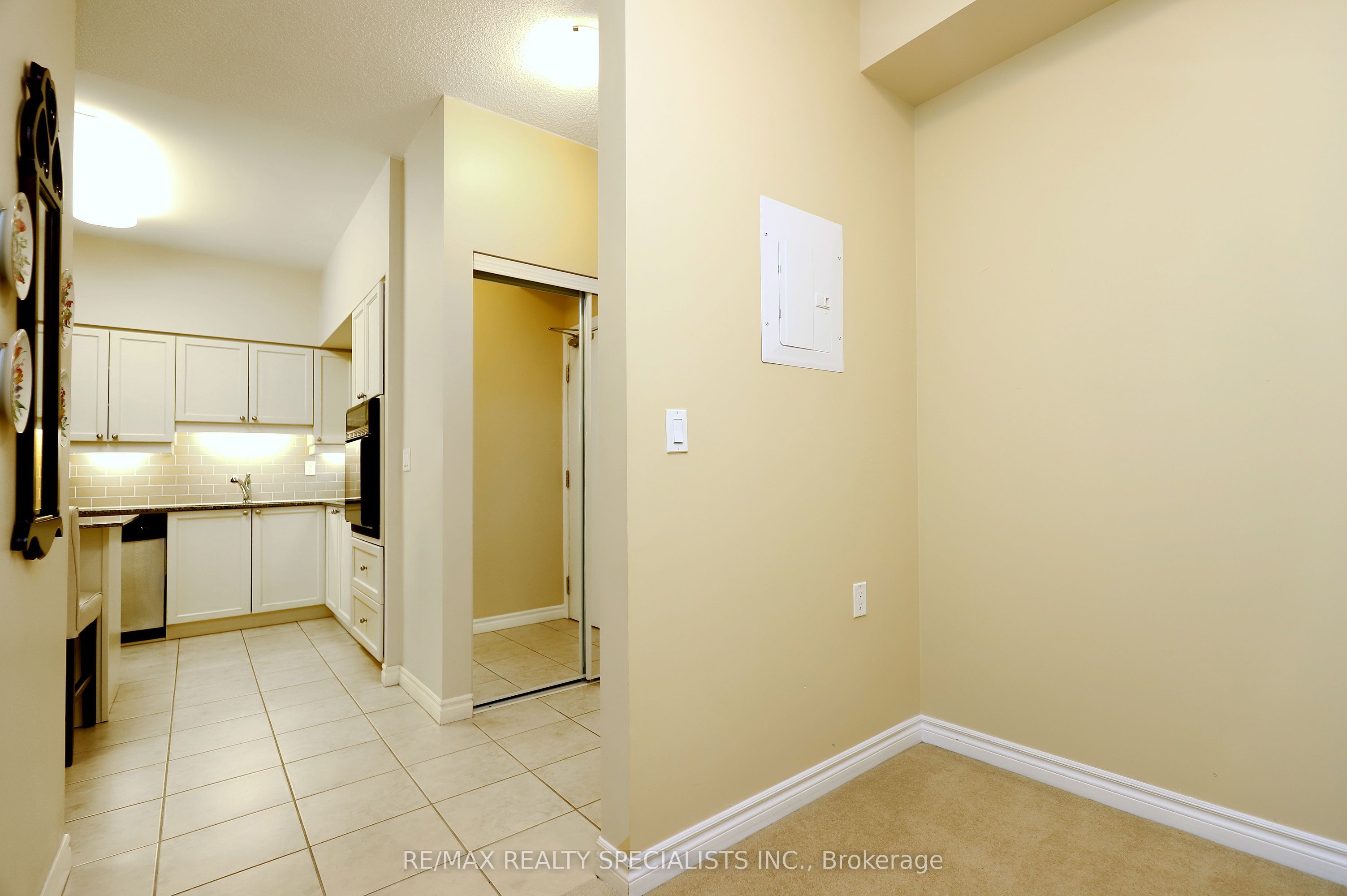 810 Scollard Court 809 Property Photo 6