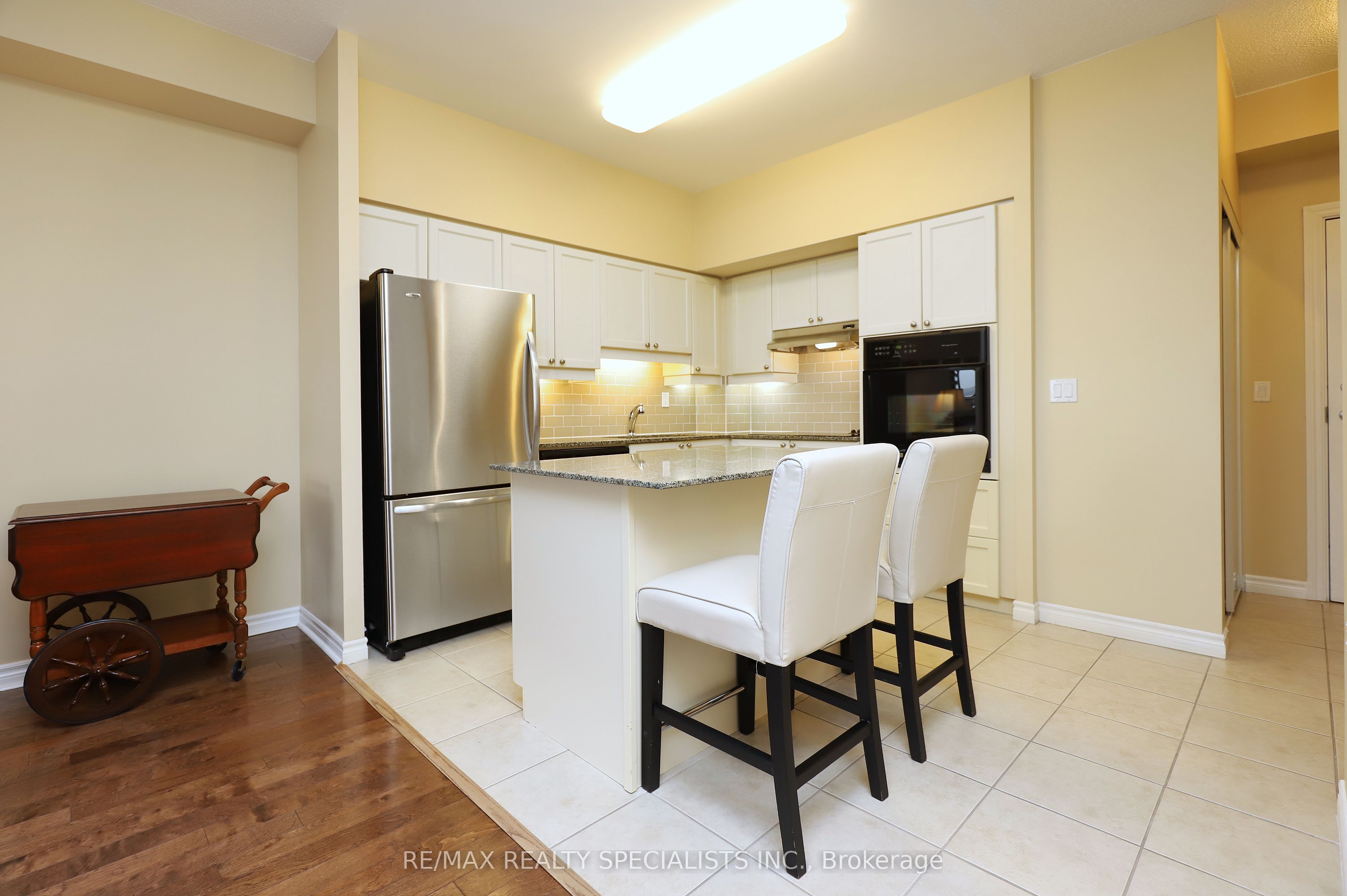 810 Scollard Court 809 Property Photo 7