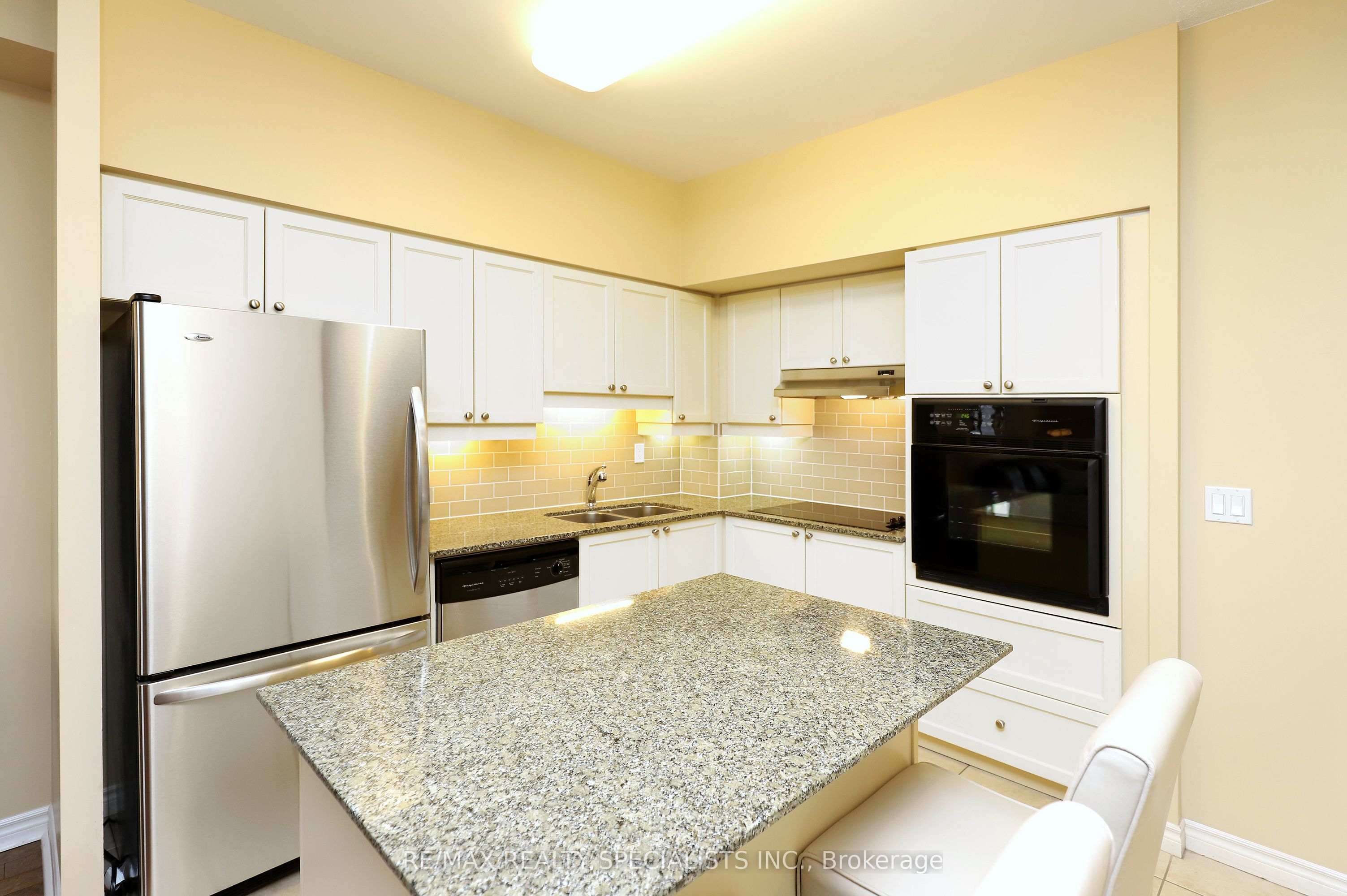 810 Scollard Court 809 Property Photo 8