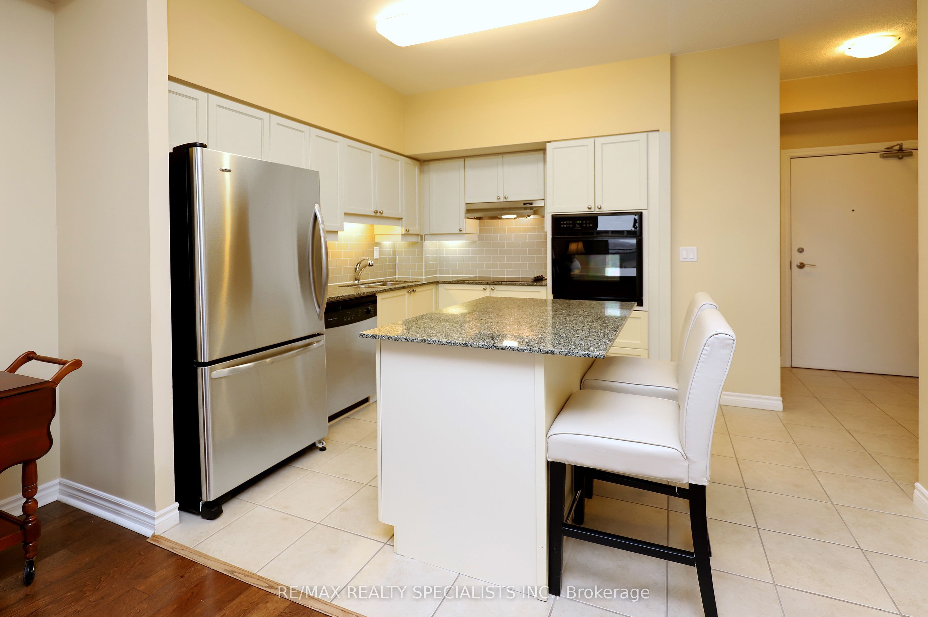 810 Scollard Court 809 Property Photo 10