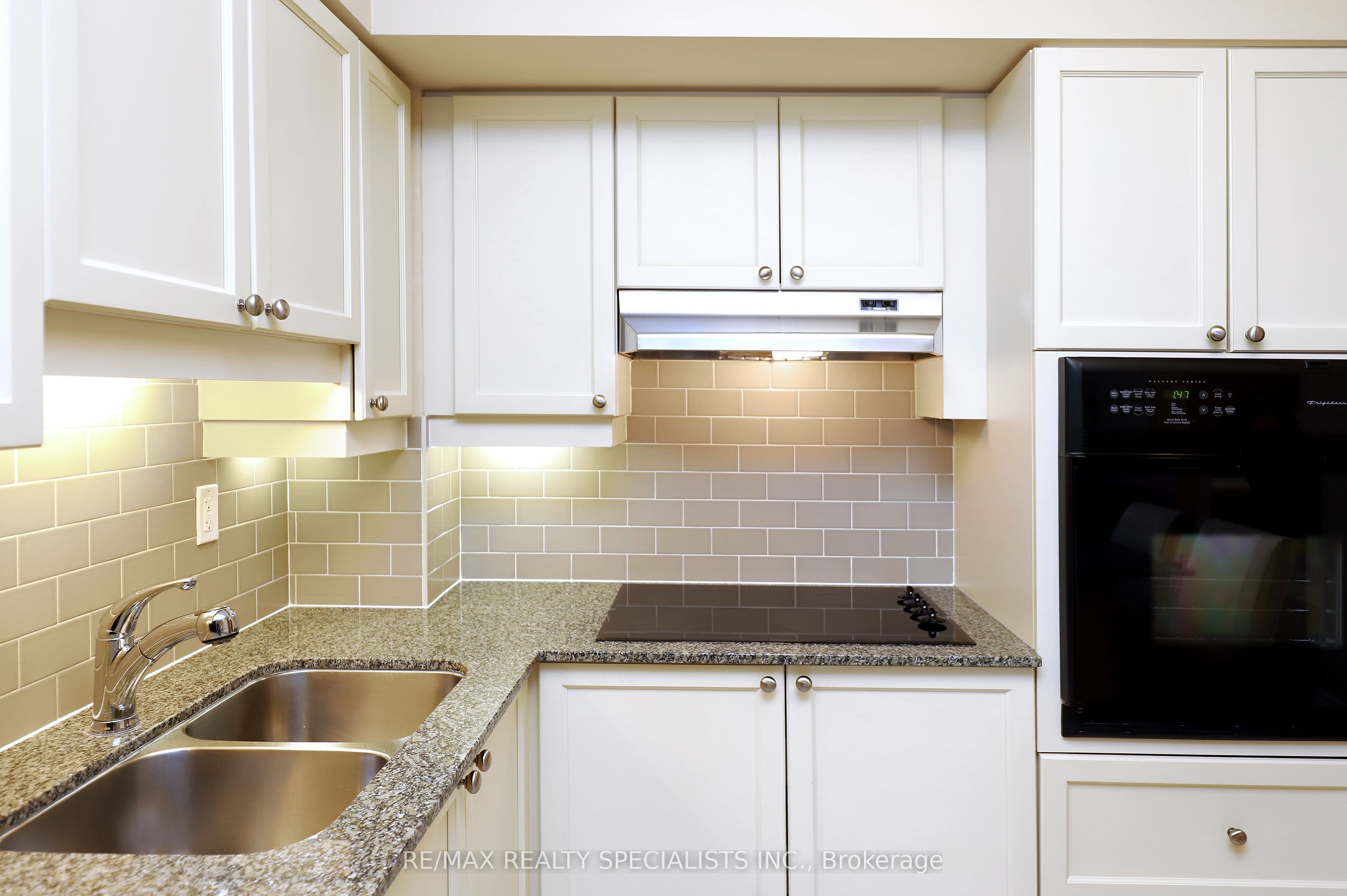 810 Scollard Court 809 Property Photo 12