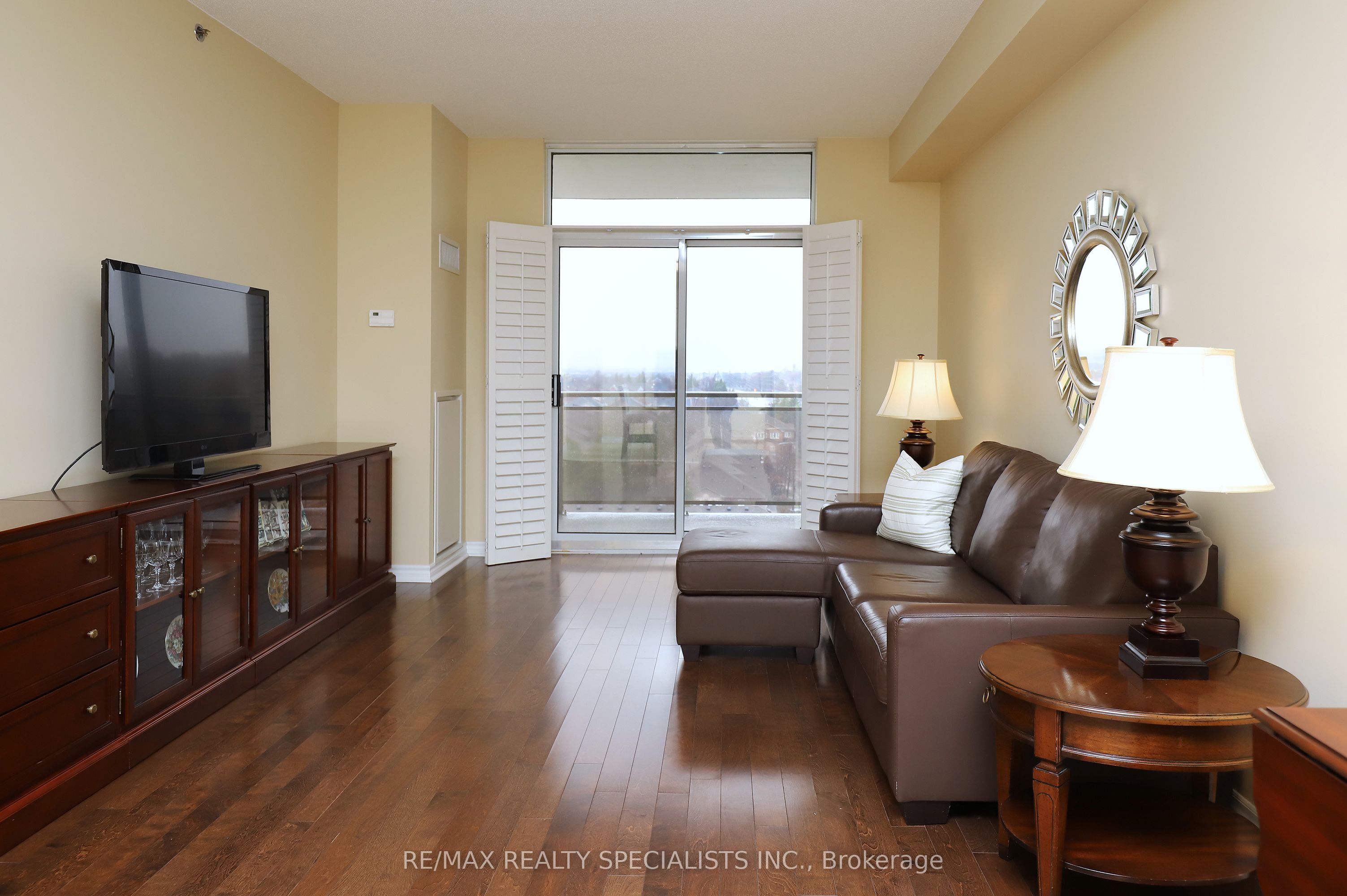 810 Scollard Court 809 Property Photo 14