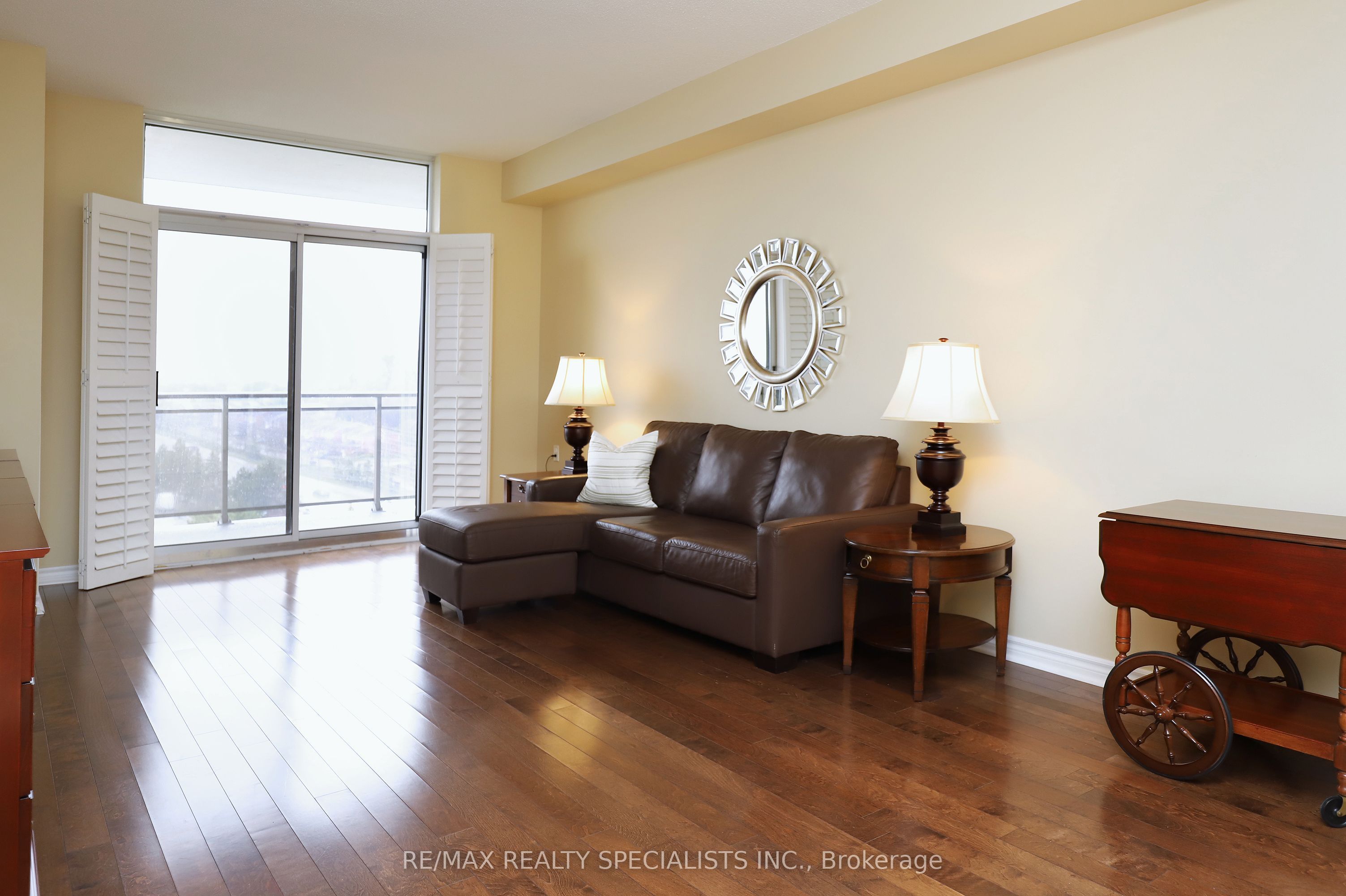 810 Scollard Court 809 Property Photo 15