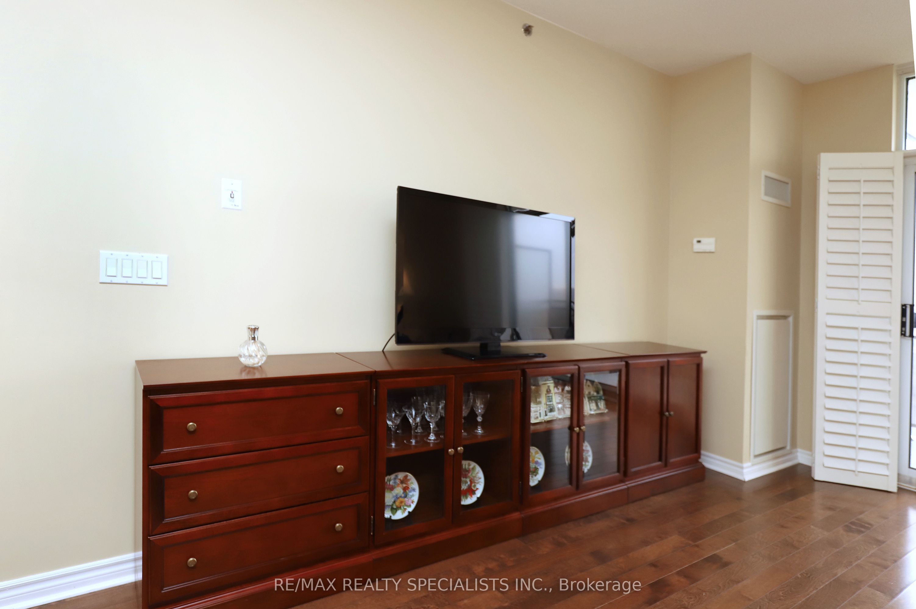 810 Scollard Court 809 Property Photo 16