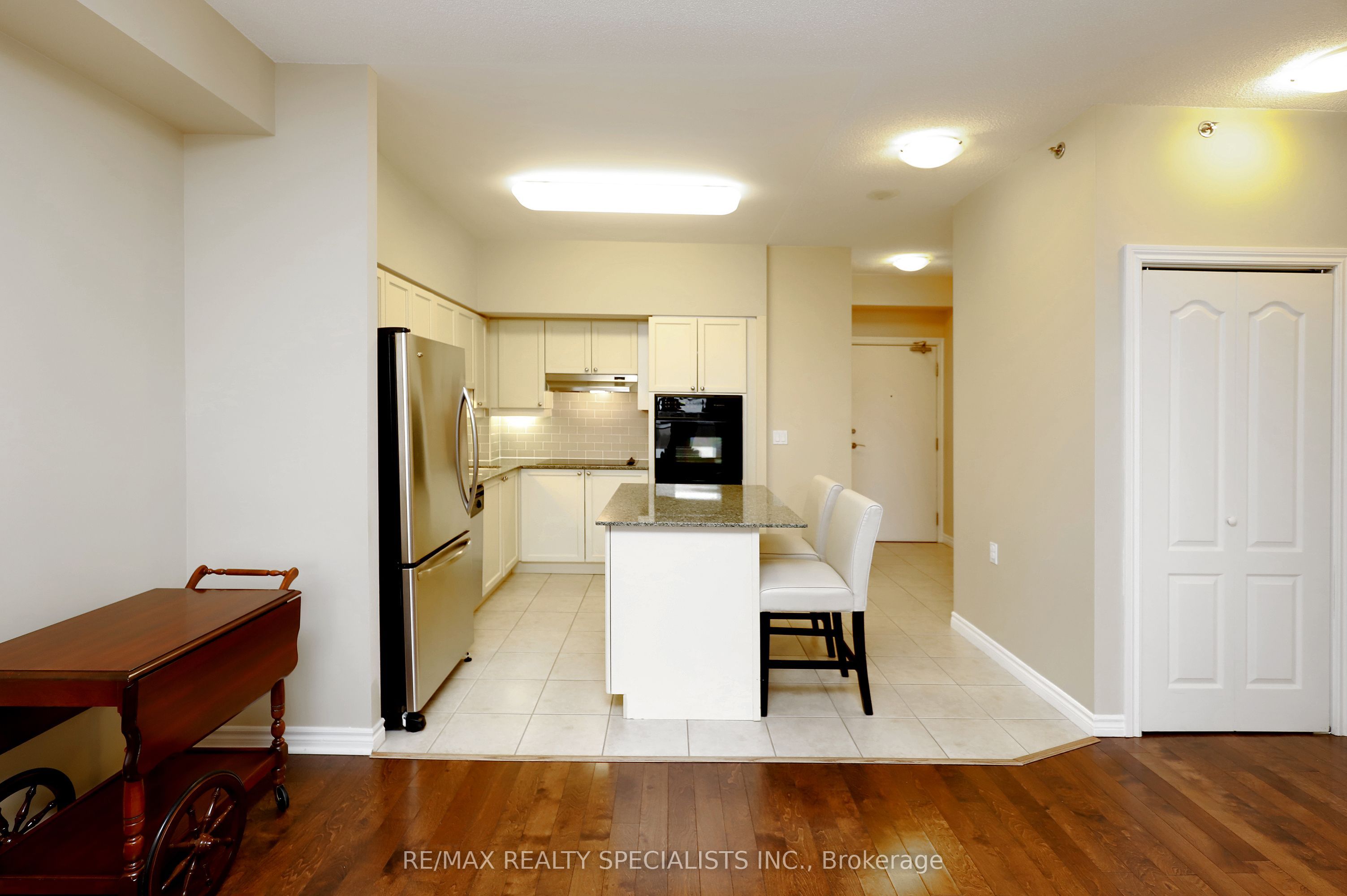 810 Scollard Court 809 Property Photo 18