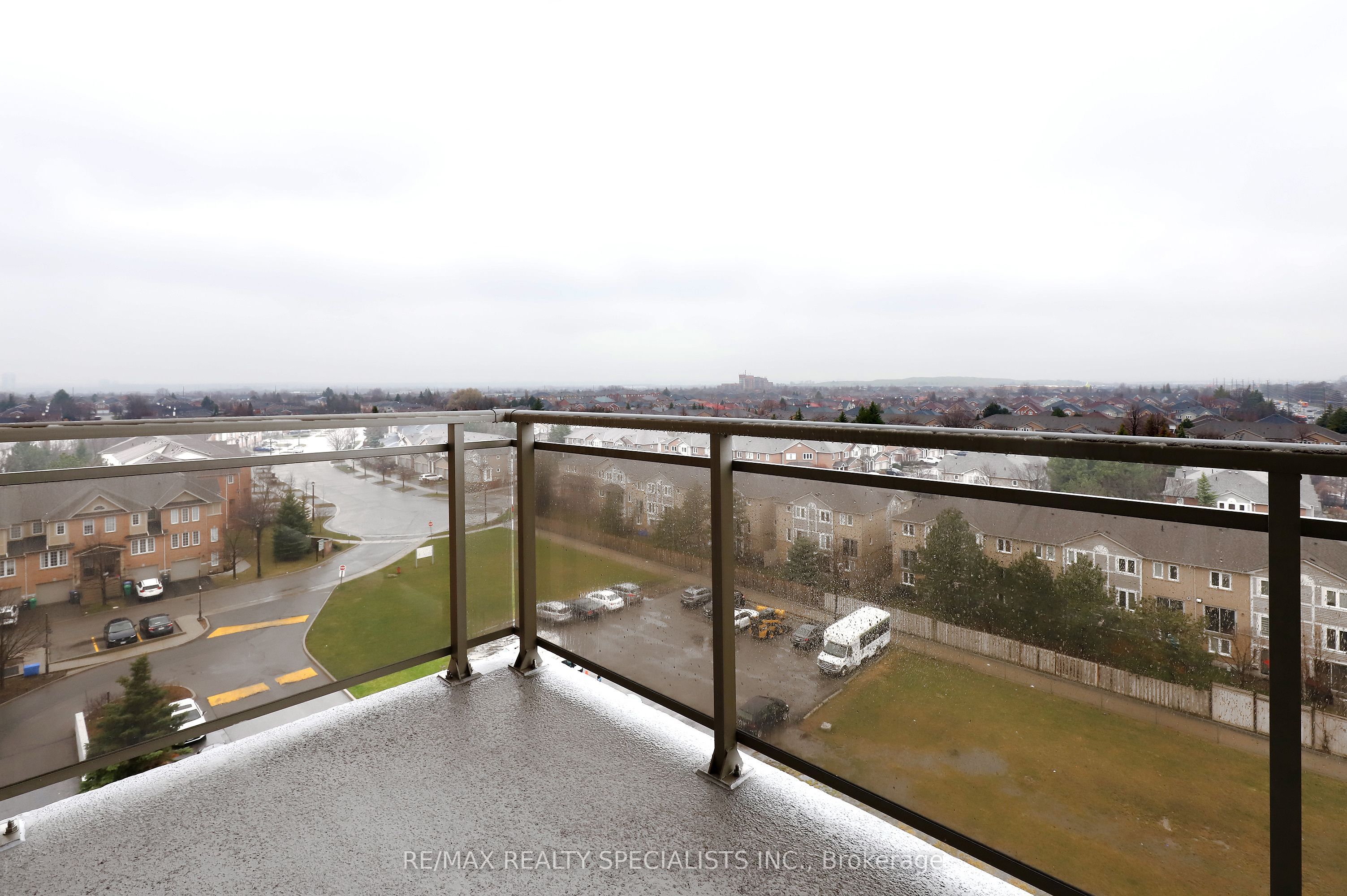 810 Scollard Court 809 Property Photo 28