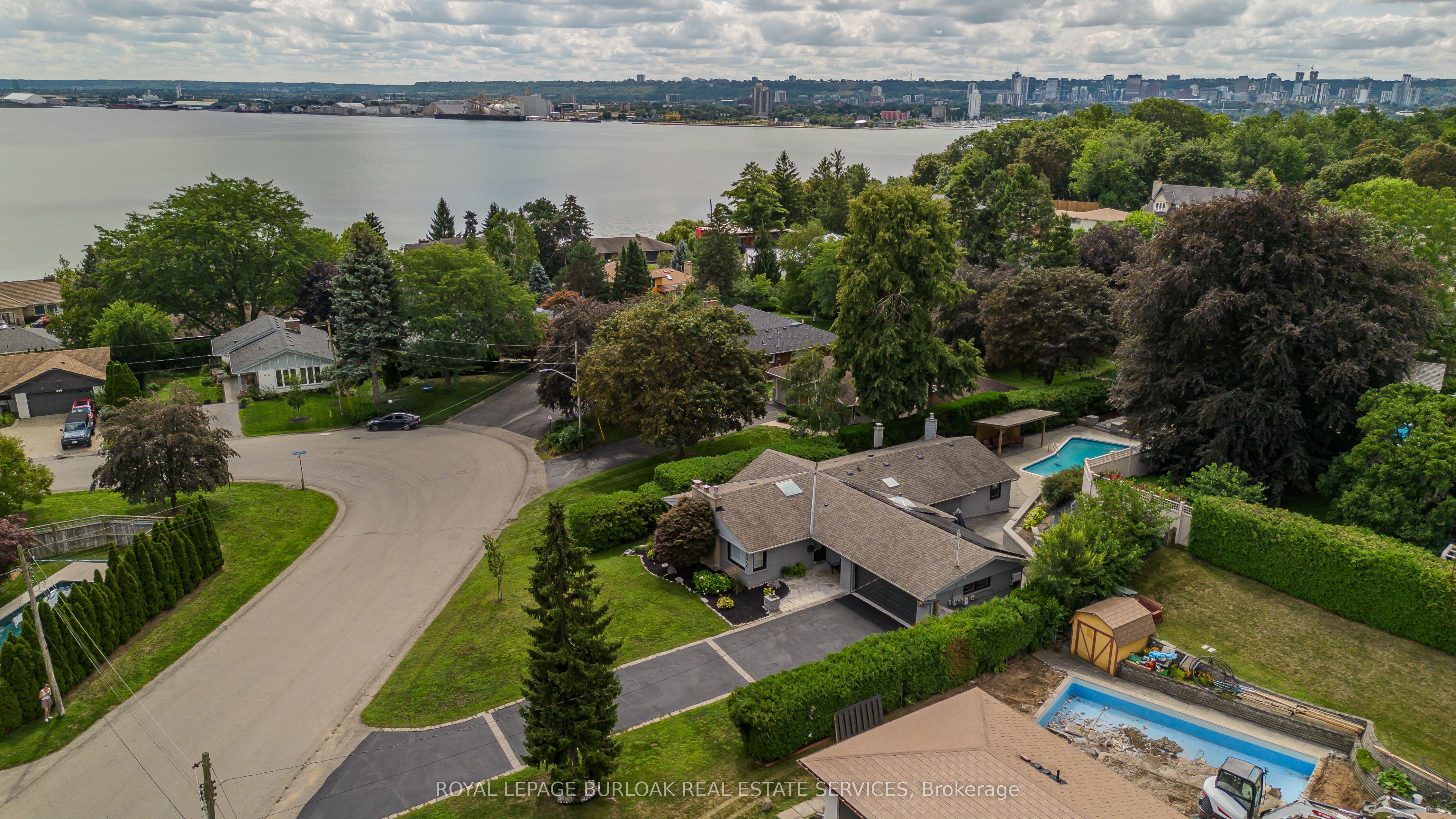 892 North Shore Boulevard W Property Photo 2