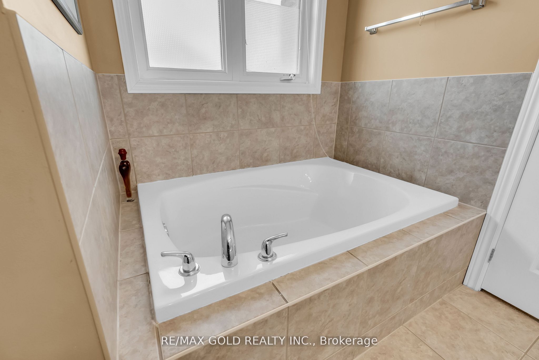 786 Fourth Line Property Photo 32