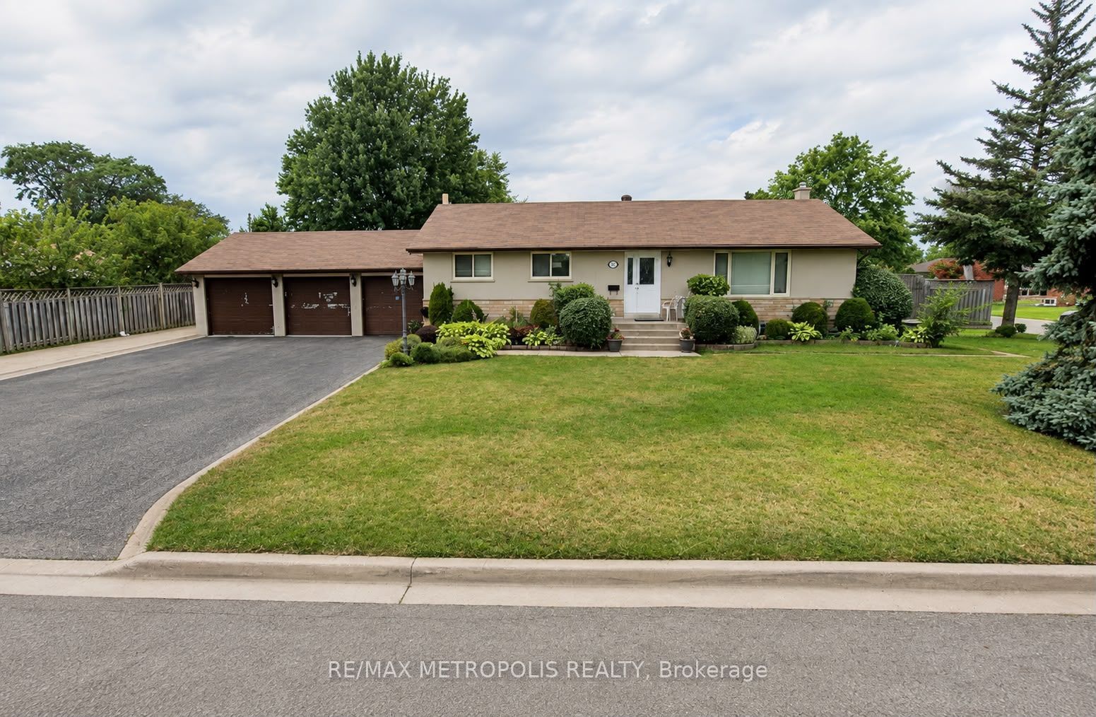 37 Carlyle Crescent Upper Property Photo 1