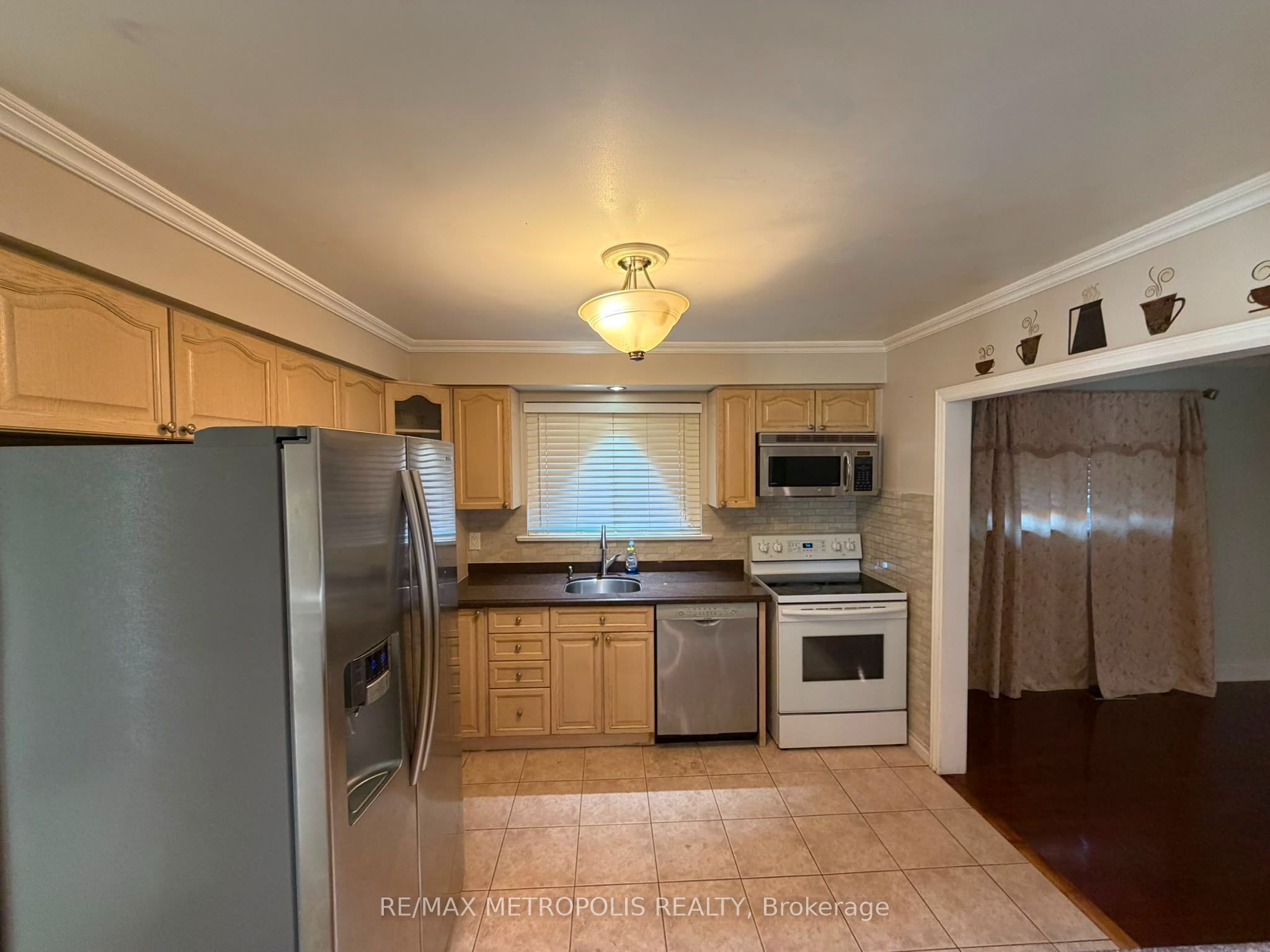 37 Carlyle Crescent Upper Property Photo 2