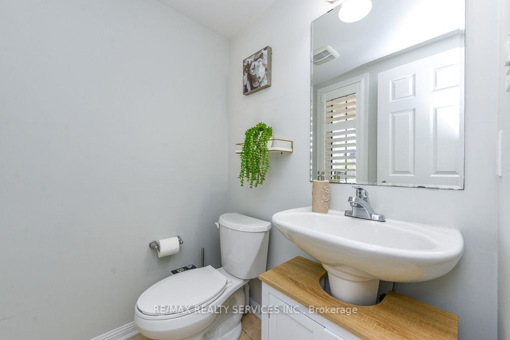 22 Robert Parkinson Drive W Property Photo 6