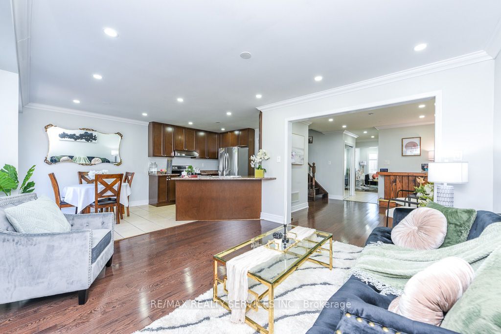 22 Robert Parkinson Drive W Property Photo 11