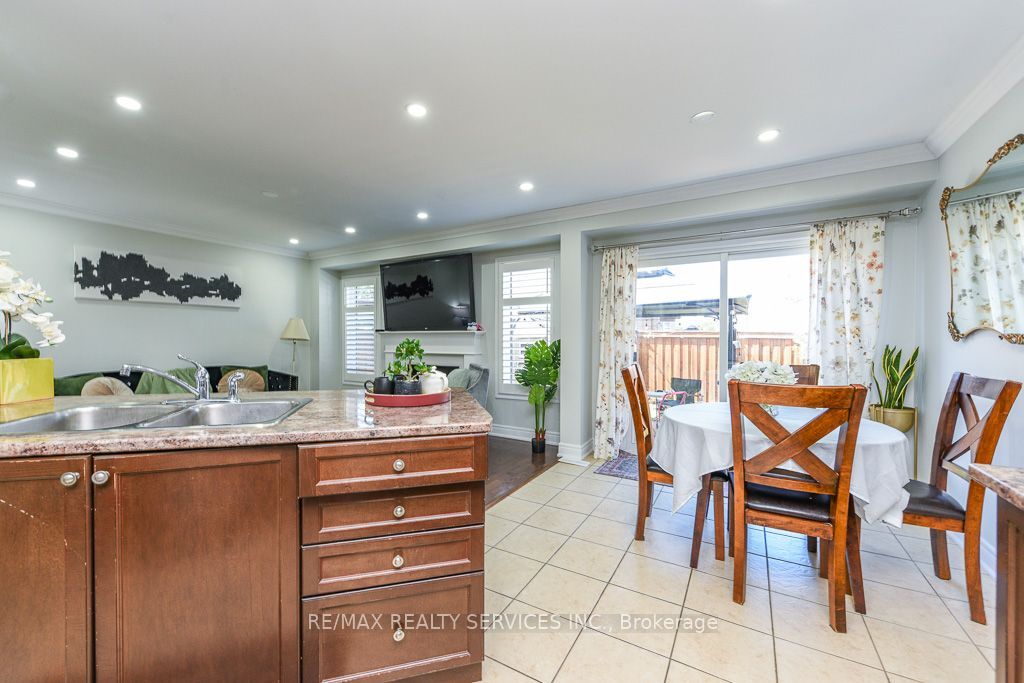 22 Robert Parkinson Drive W Property Photo 13