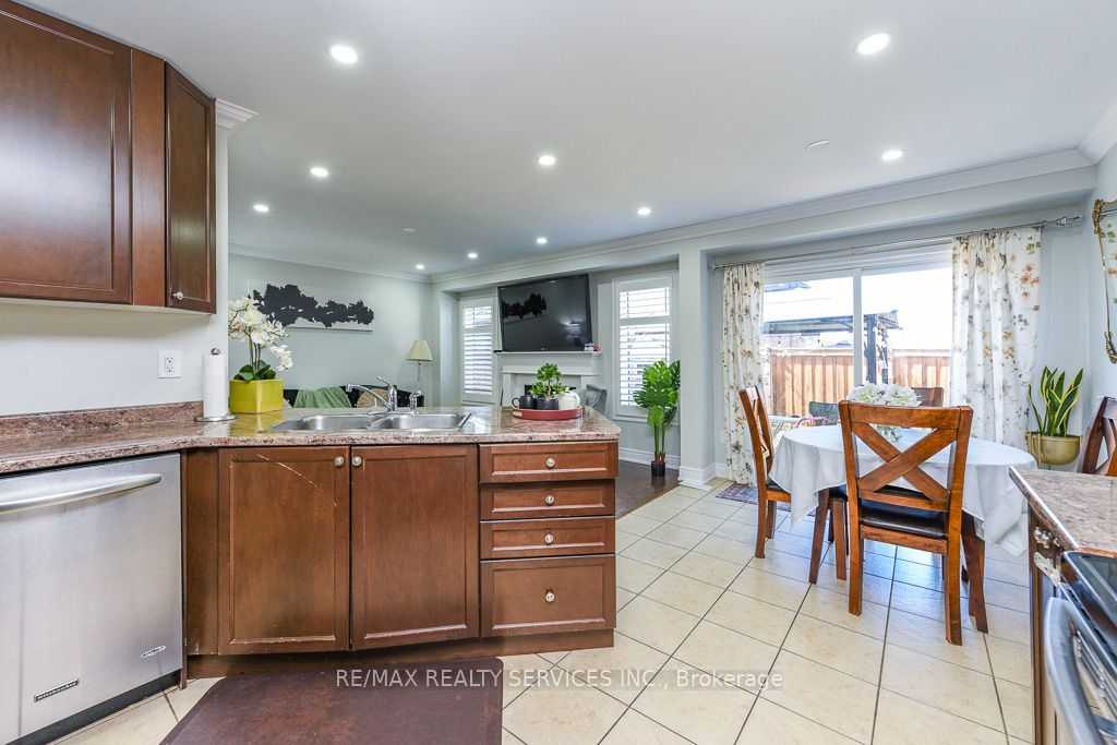 22 Robert Parkinson Drive W Property Photo 19