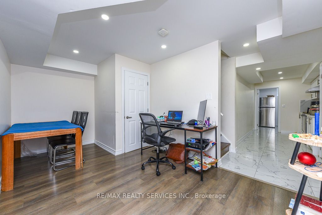22 Robert Parkinson Drive W Property Photo 28