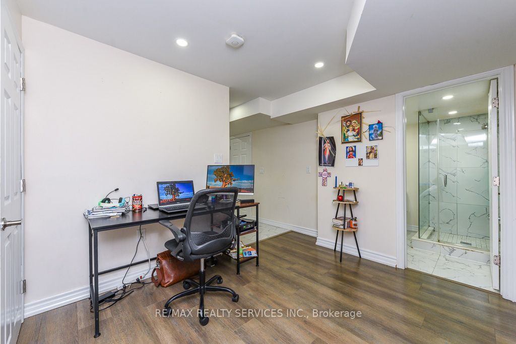 22 Robert Parkinson Drive W Property Photo 29