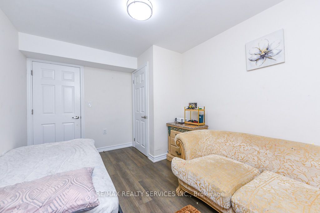 22 Robert Parkinson Drive W Property Photo 31