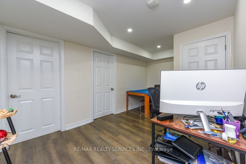22 Robert Parkinson Drive W Property Photo 33