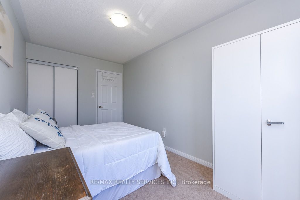 22 Robert Parkinson Drive W Property Photo 37