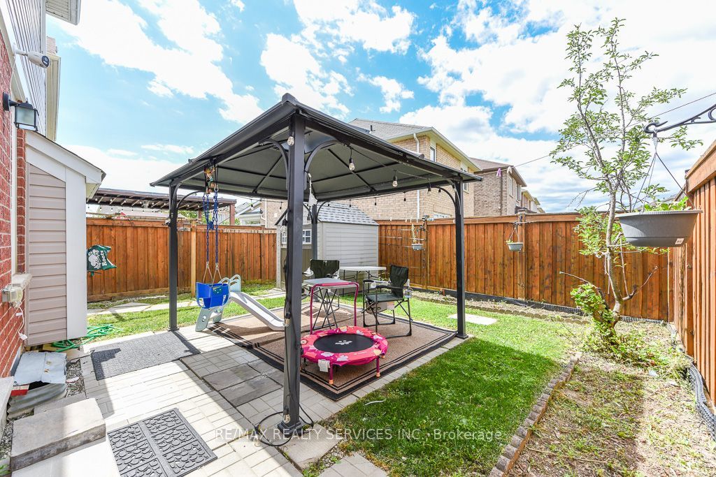 22 Robert Parkinson Drive W Property Photo 44