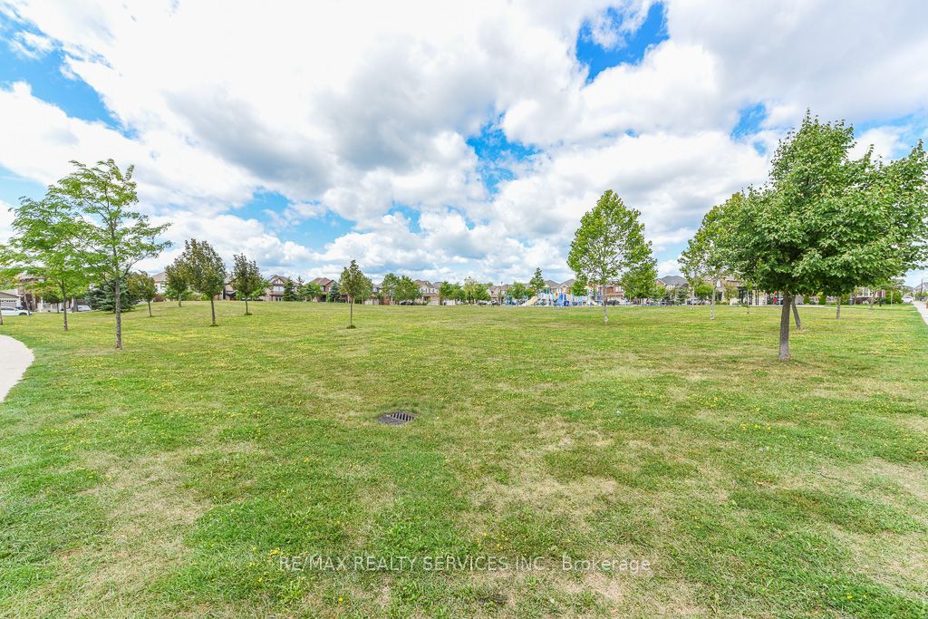 22 Robert Parkinson Drive W Property Photo 45