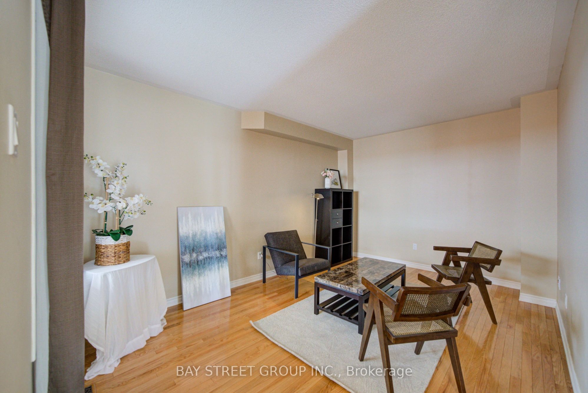 5922 Dalebrook Crescent Property Photo 5
