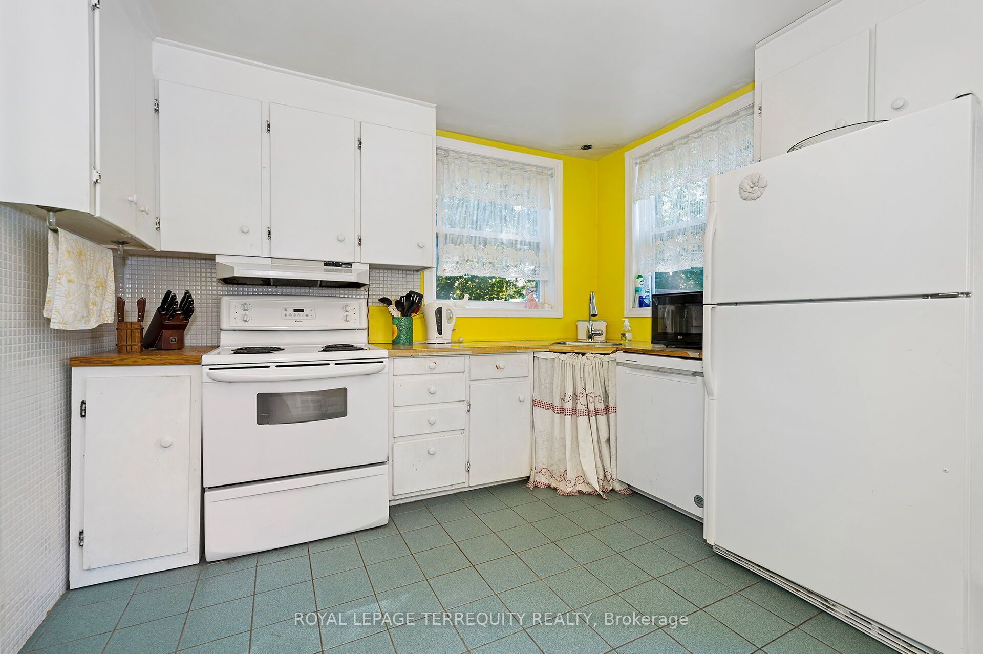 2307 Lawrence Avenue W Property Photo 9