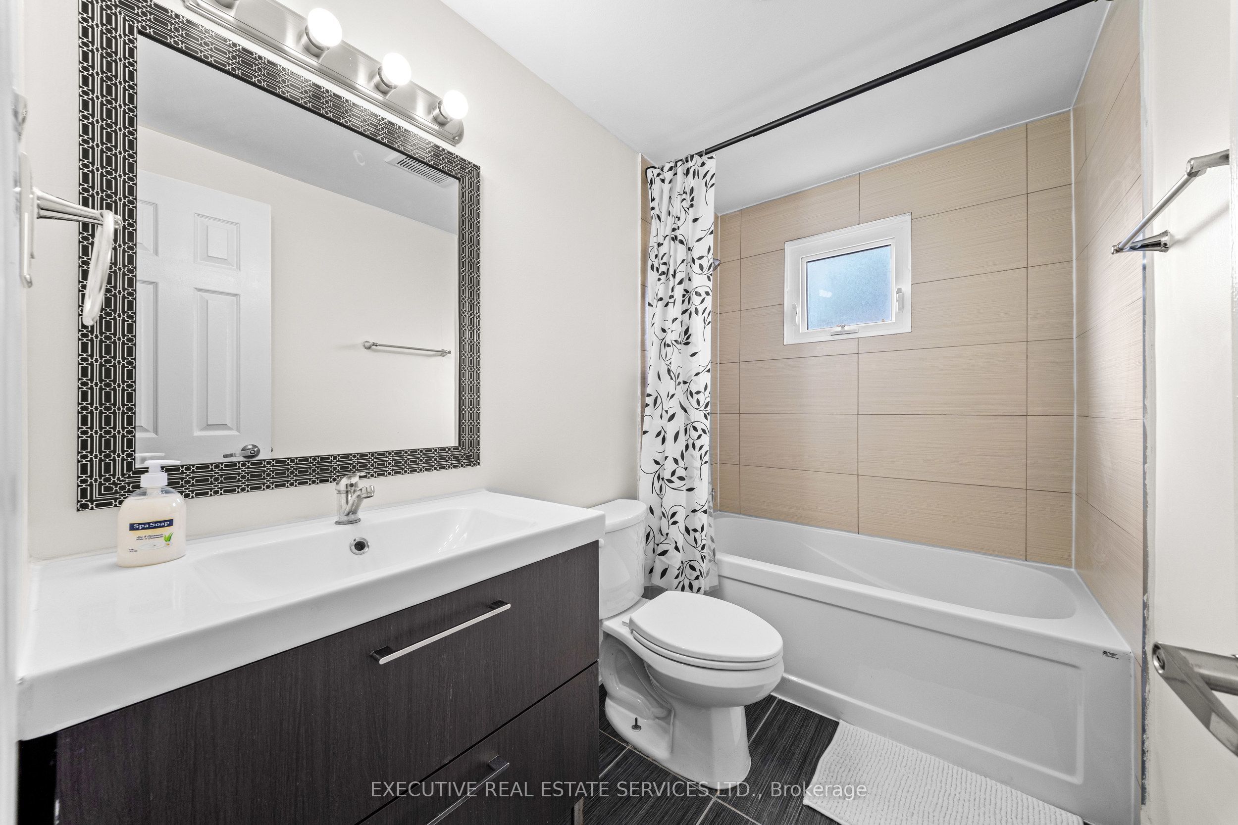 100 Centre Street N Property Photo 31