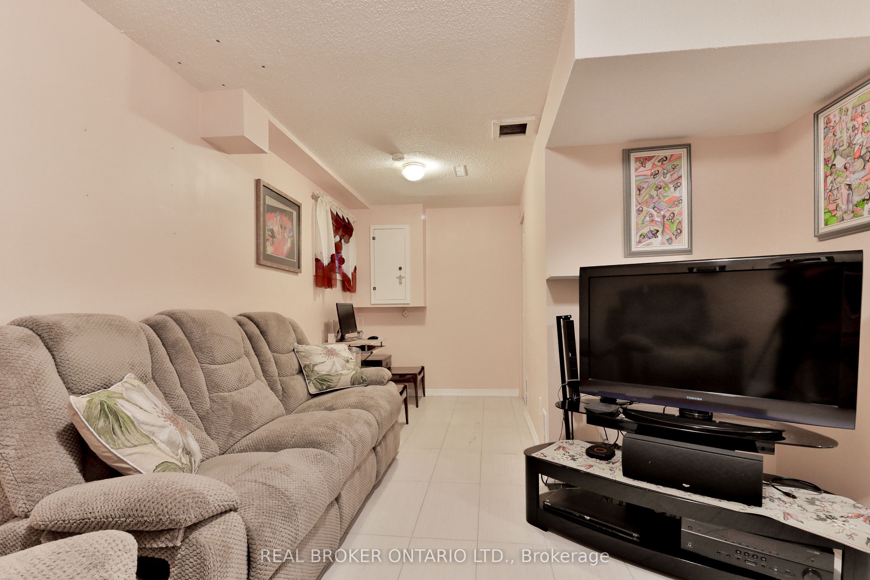 1764 Rathburn Road E 16 Property Photo 4