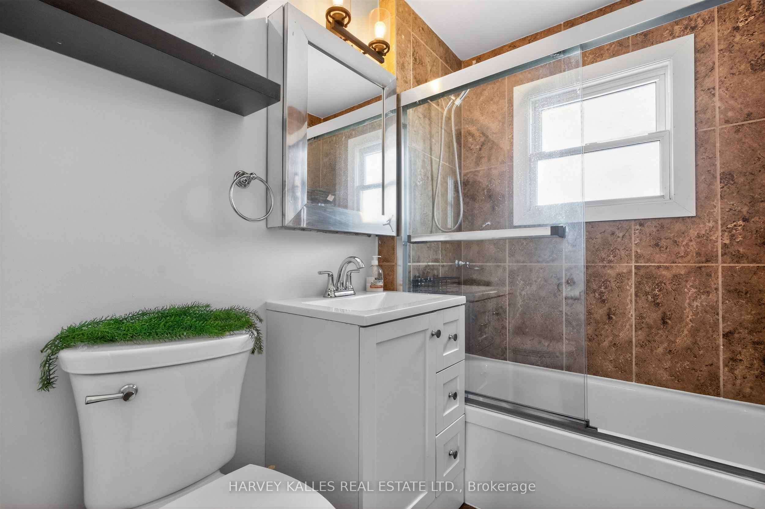 7566 Sixth Line Property Photo 10
