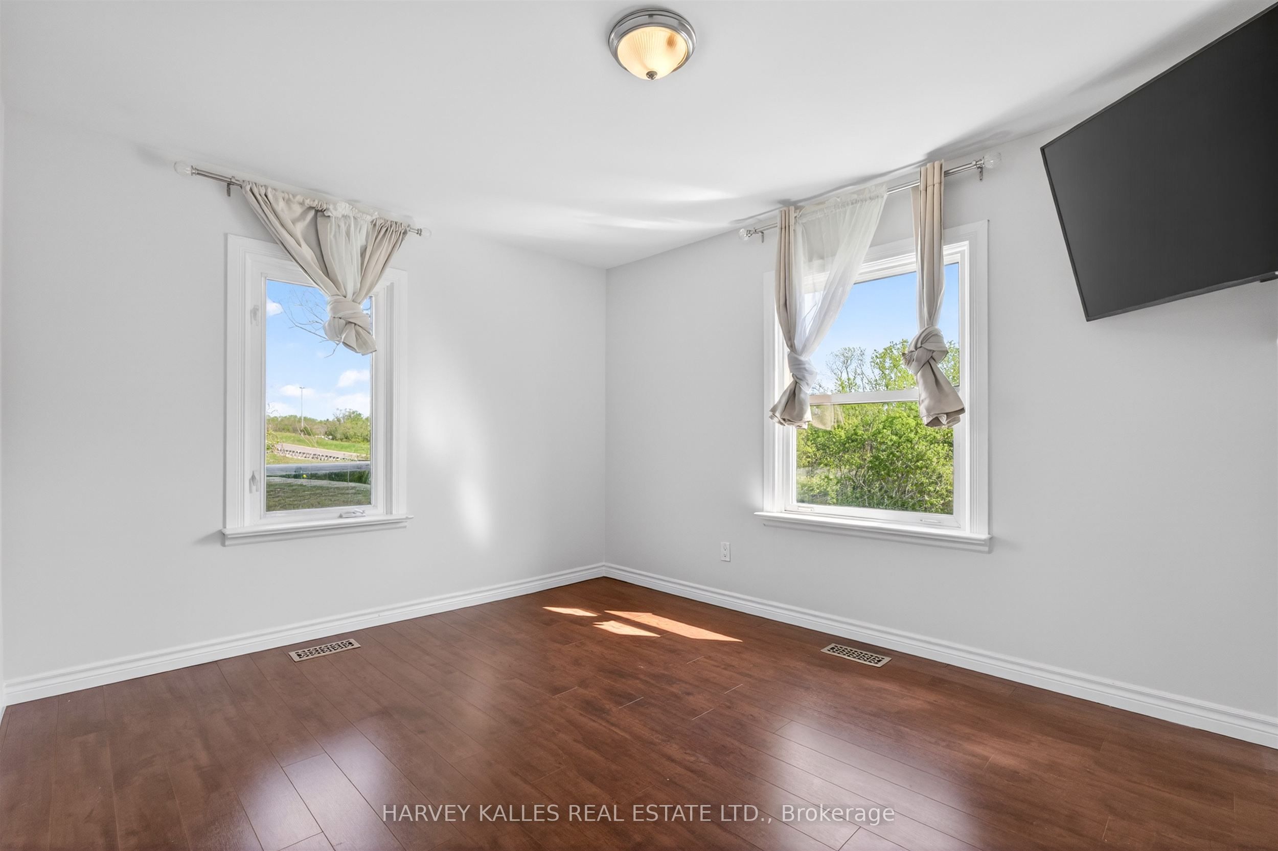 7566 Sixth Line Property Photo 12