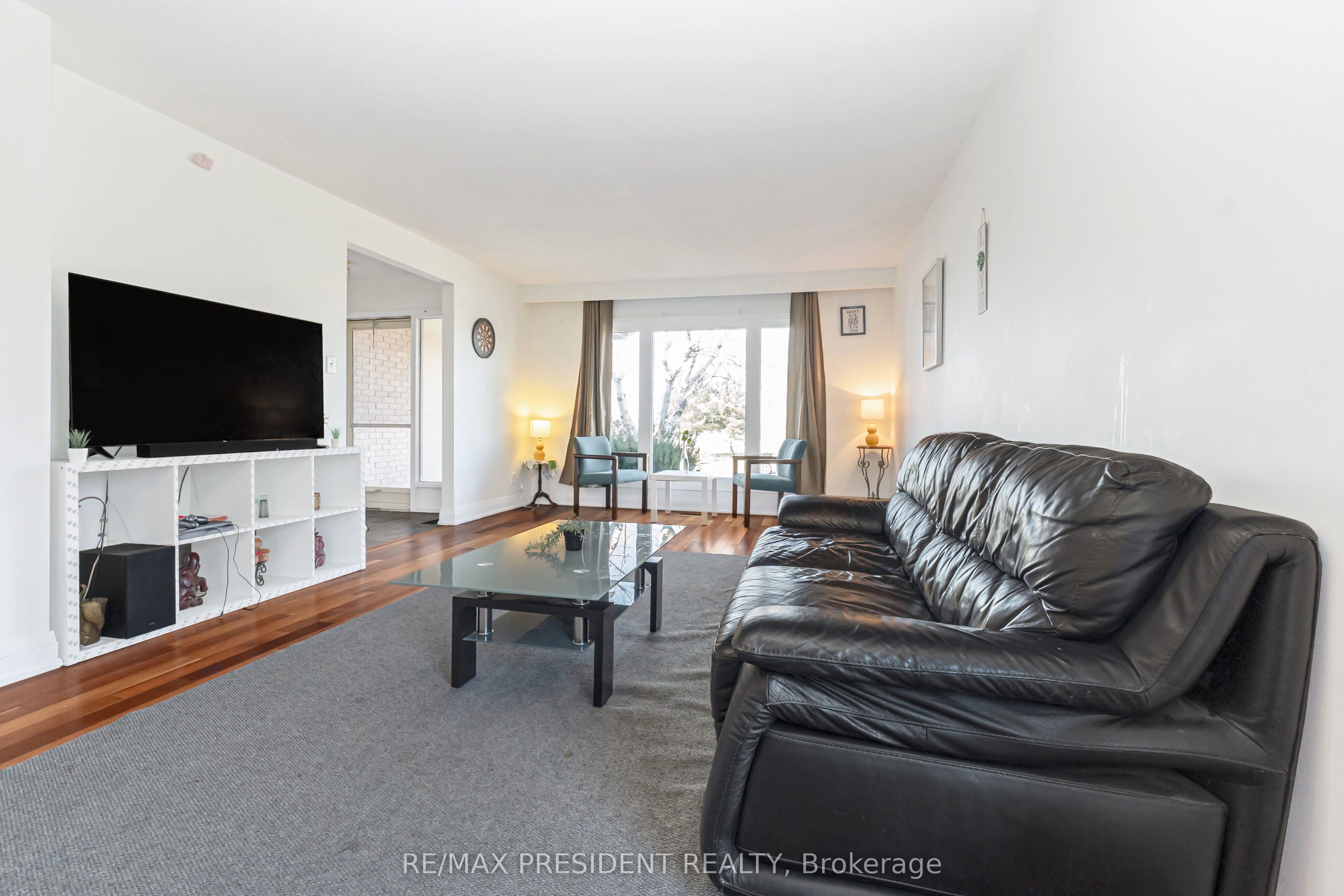 384 Centre Street N Property Photo 5