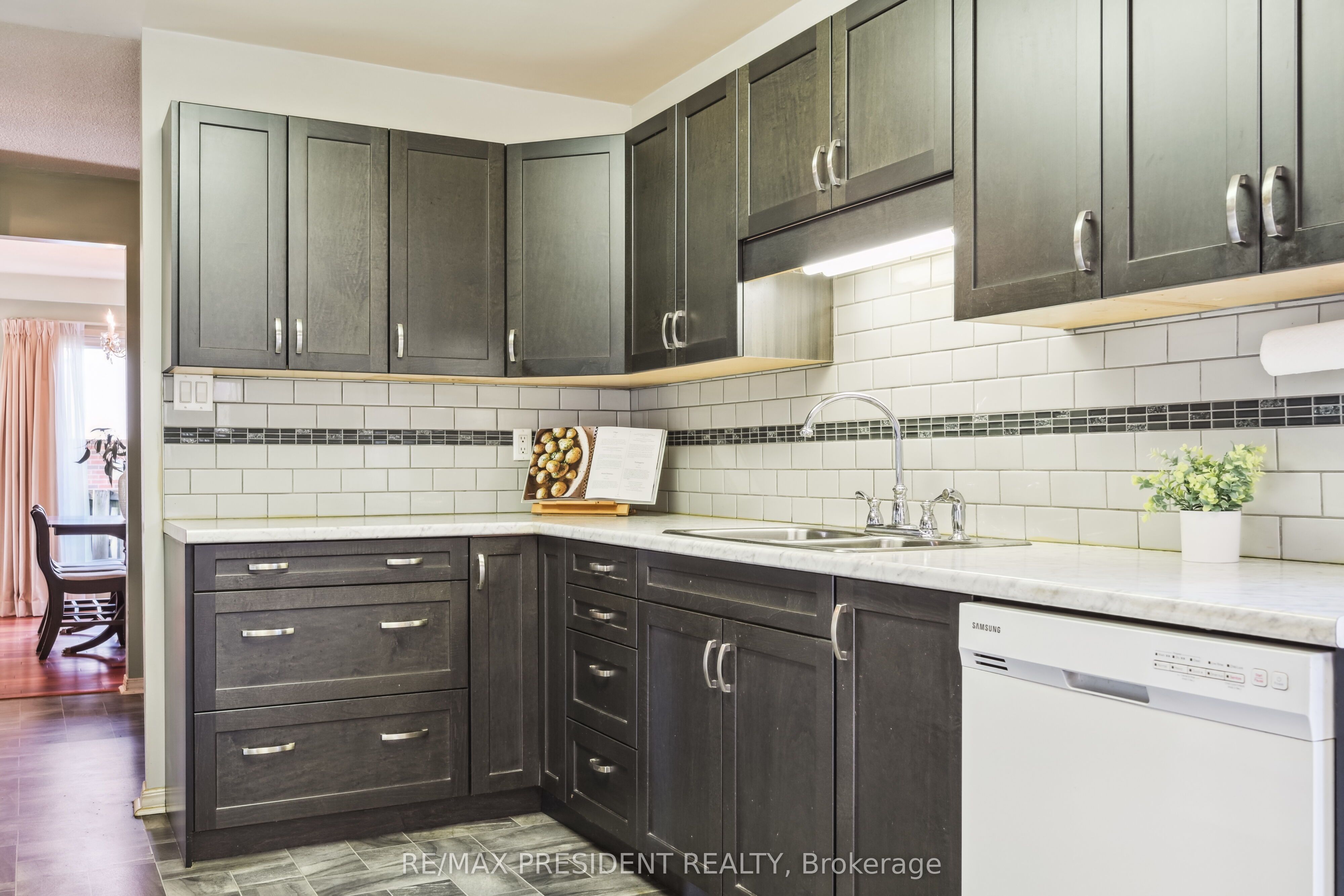 384 Centre Street N Property Photo 10