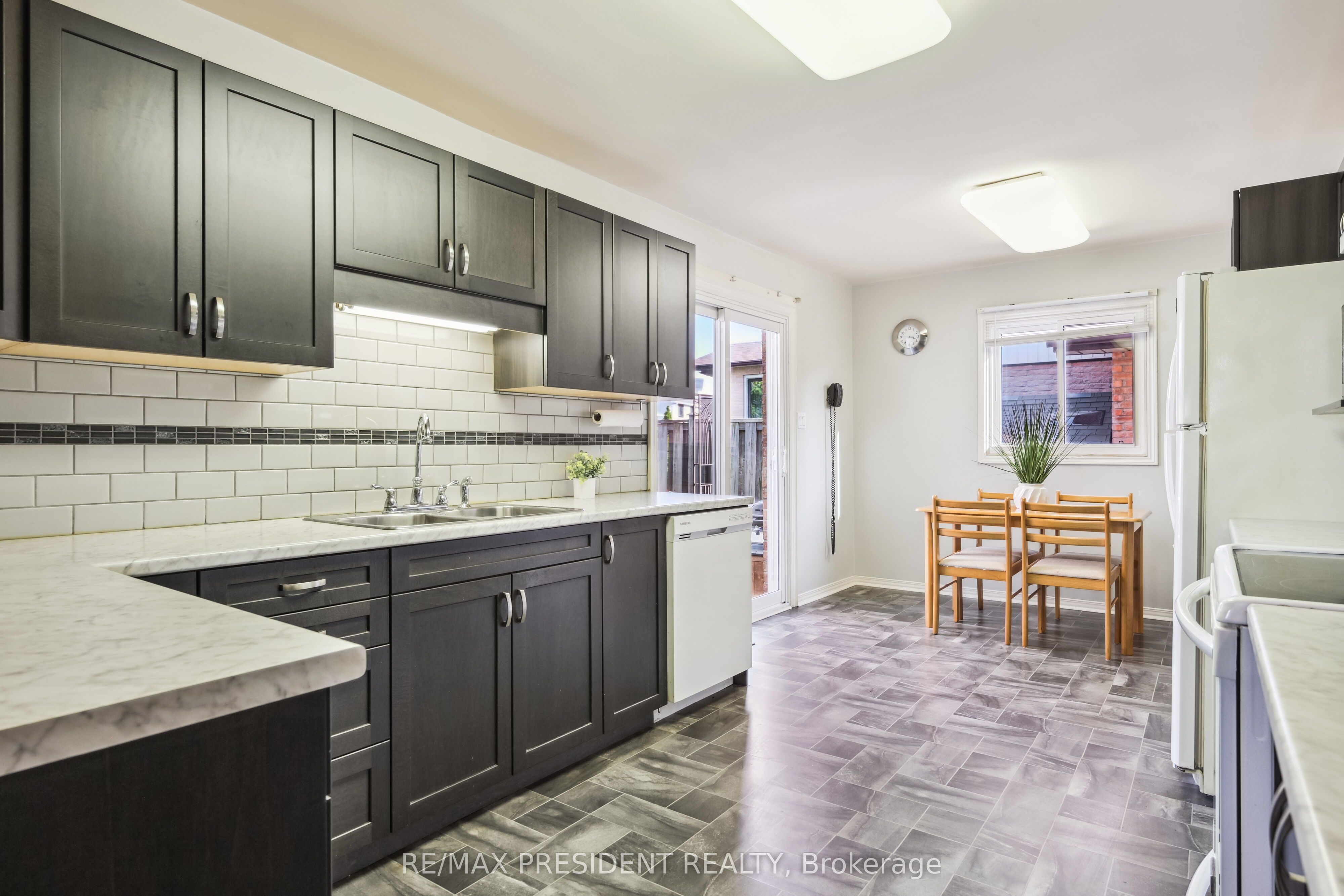 384 Centre Street N Property Photo 14